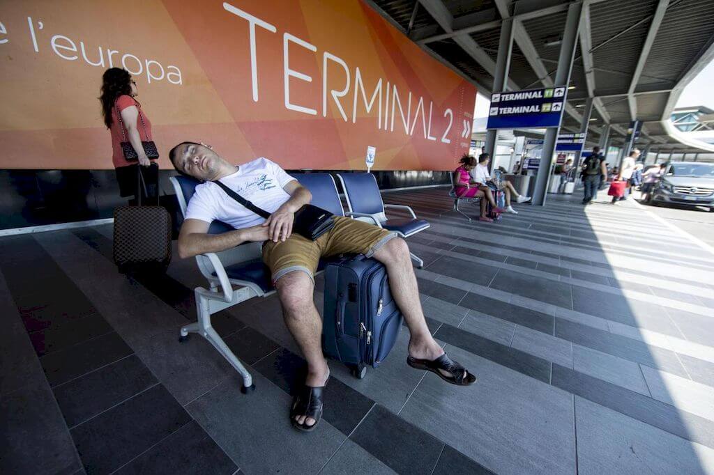 viaggiatore stanco aeroporto