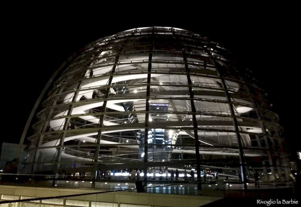 Cupola del Reichstag parlamento tedesco Berlino