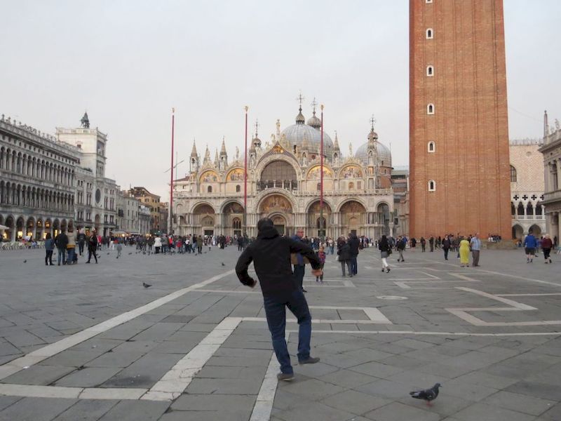 uomo che salta in piazza san marco venezia